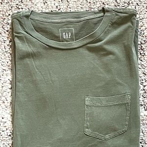 Men’s small comfy Gap tee